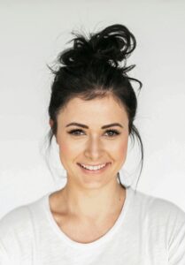 Noor Visser (28) – Het Creatieve Hart Met haar achtergrond als stylist en influencer brengt Noor de vrolijke energie in Essentials. Ze weet van elke klant een unieke look te creëren en zorgt ervoor dat iedereen zich welkom voelt. Haar kleurrijke outfits en aanstekelijke lach zijn niet te missen in de winkel. "Mode moet vooral leuk zijn," is haar credo.